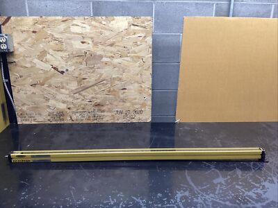 BANNER ENGINEERING SLSVAR30-1200Q8 EZ-SCREEN LIGHT CURTAIN EMITTER 702H65FML