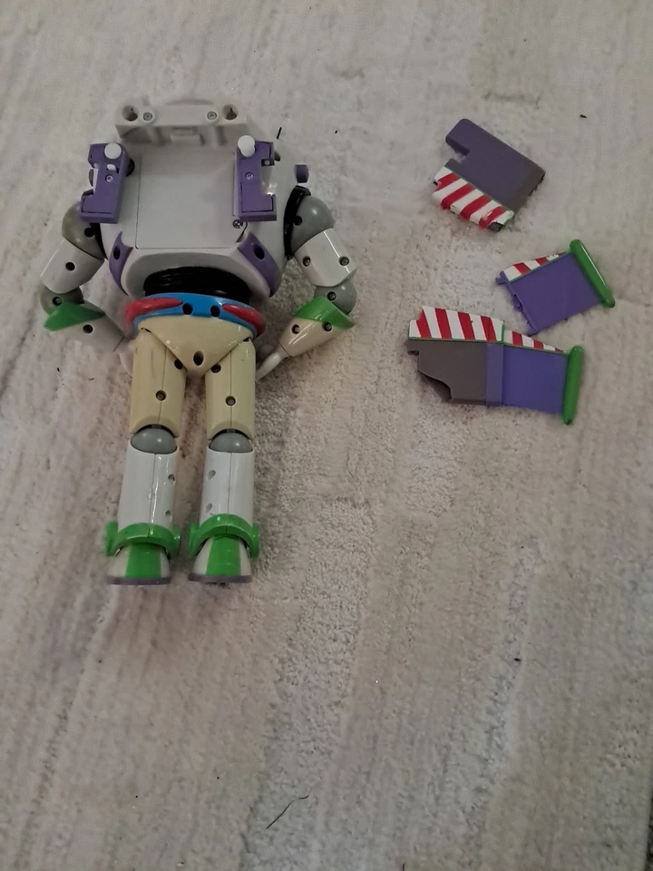Disney Talking Toy Story Electronic Battle Buzz Lightyear 11” Hasbro sin alas Foto 4 de 4