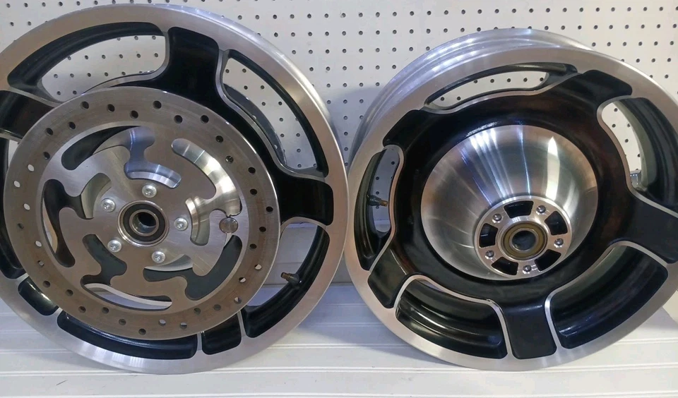 09-22 Harley Davidson Airstrike Touring Juego de ruedas delanteras 18x3 traseras 16x5 Stock Foto 2 de 4