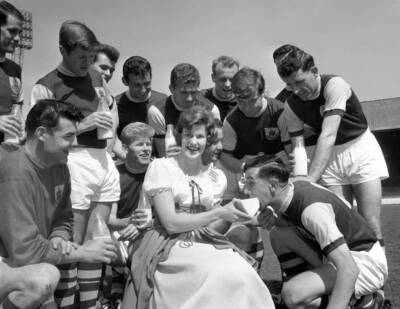 Fa Cup Final Preparations For The Burnley Team 1962 Old Football Photo