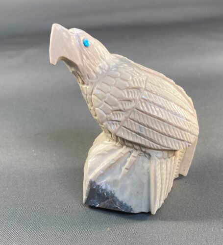 Fetiche águila de roca pez tallado detallado Zuni con ojos turquesa, Derrick Kaamaseee - Imagen 1 de 5