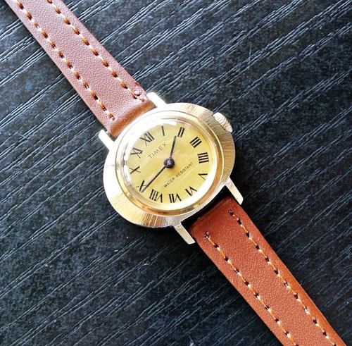 VINTAGE TIMEX 1980 ELEGANT OVAL DIAL MECHANICAL WIND UP WOMEN'S GOLDEN WATCH - Picture 6 of 7
