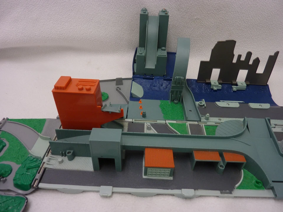 VINTAGE MICRO MACHINES SUPER STUNT CITY SEMI TANKER TRUCK PLAYSET HASBRO 2001 - Image 4 of 4