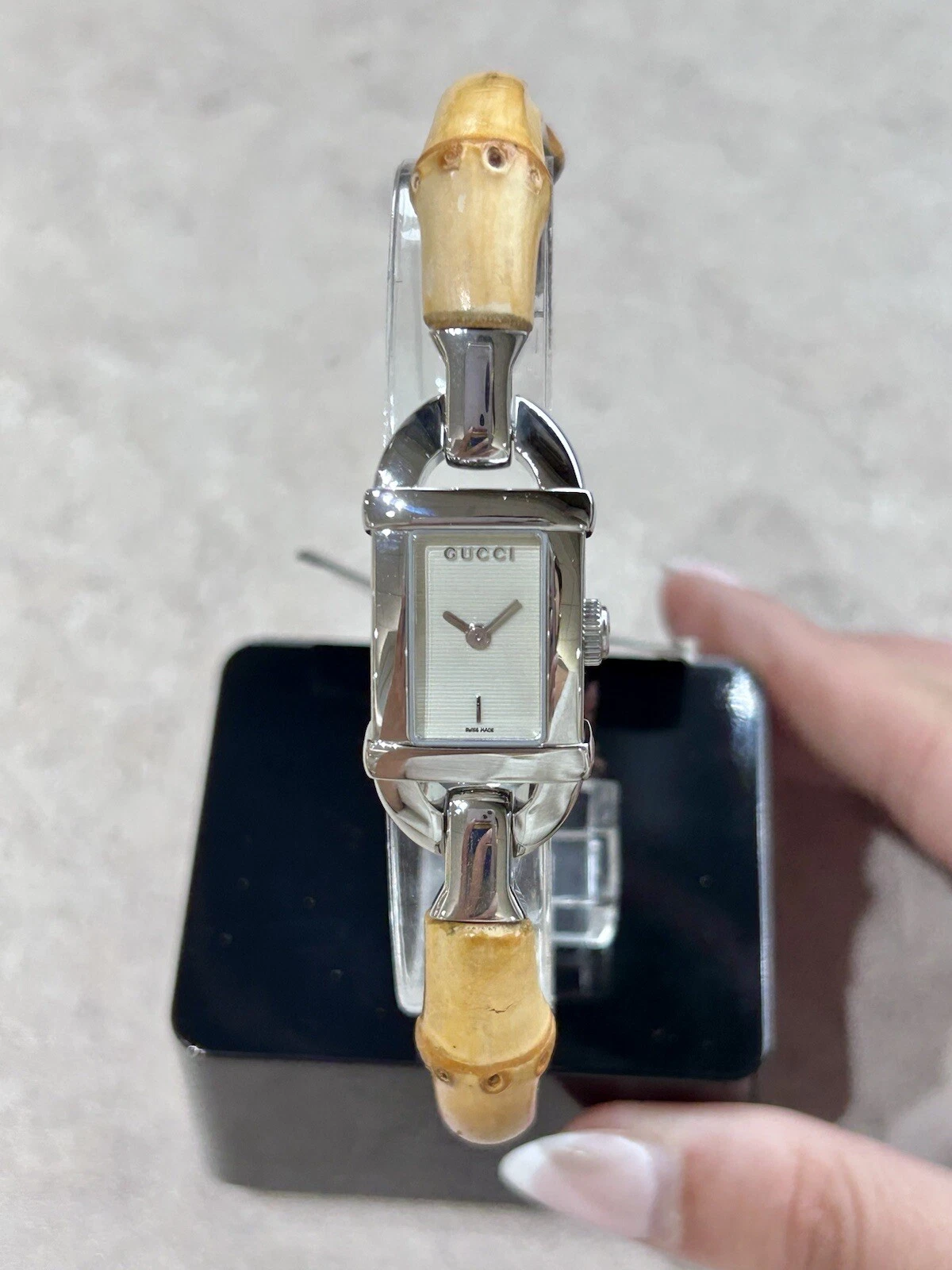 Montre pour femme neuve Gucci 6800L bracelet bambou 