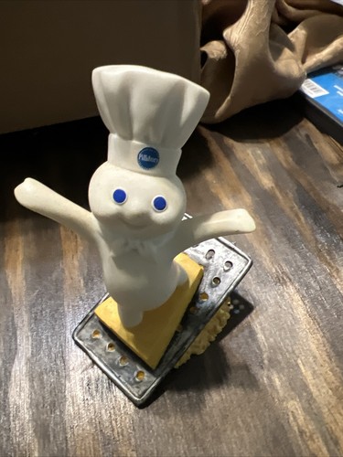 Pillsbury Doughboy “THE BIG CHEESE” Collectors Figurine 2002 Danbury Mint - Picture 2 of 5