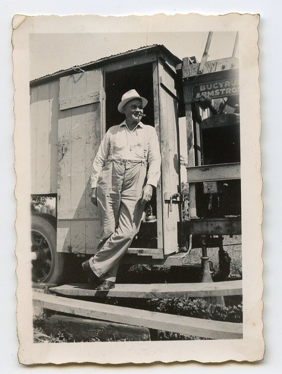 Z124 Original Vintage Photo WORKING MAN WITH A CIGAR c Early