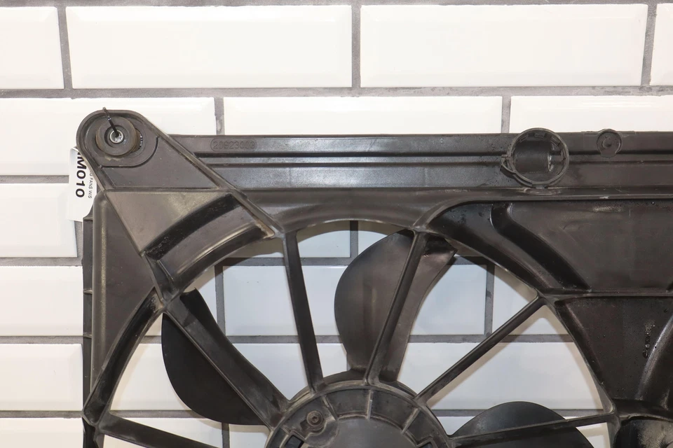 GMC Yukon Denali 2010-2014 ventilador de refrigeración eléctrico con cubierta OEM 6,2 L V8 Foto 2 de 4