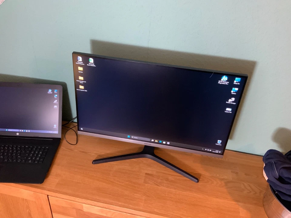 Samsung UHD Monitor U28R550UQP, 28 Zoll mit einem Kratzer