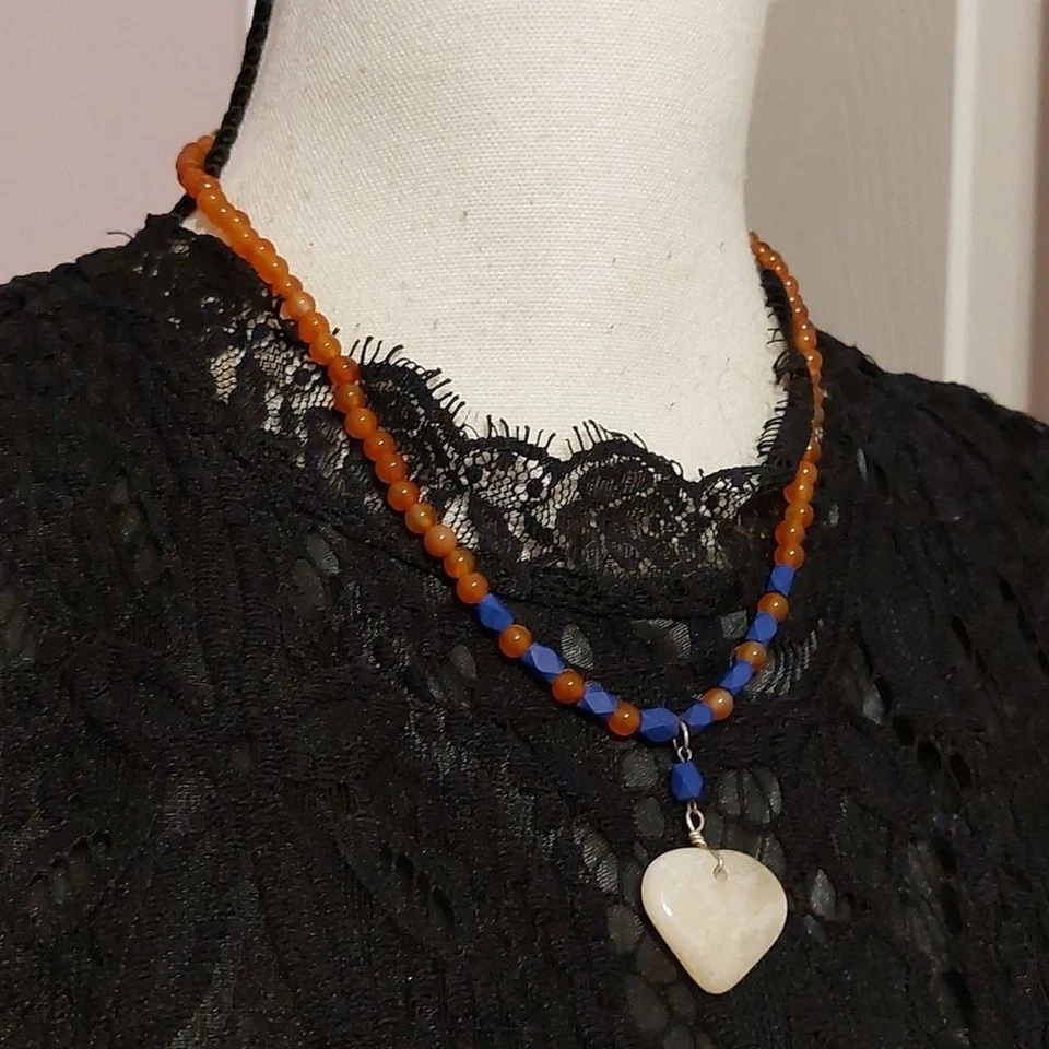 Colar de contas de vidro cornalina quartzo transparente em forma de coração tingido de azul osso - Imagem 2 de 4