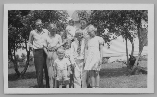 9Q Photograph Family Portrait Father Mother Man Woman Mom Dad Boy Girls 1942 - Picture 2 of 3