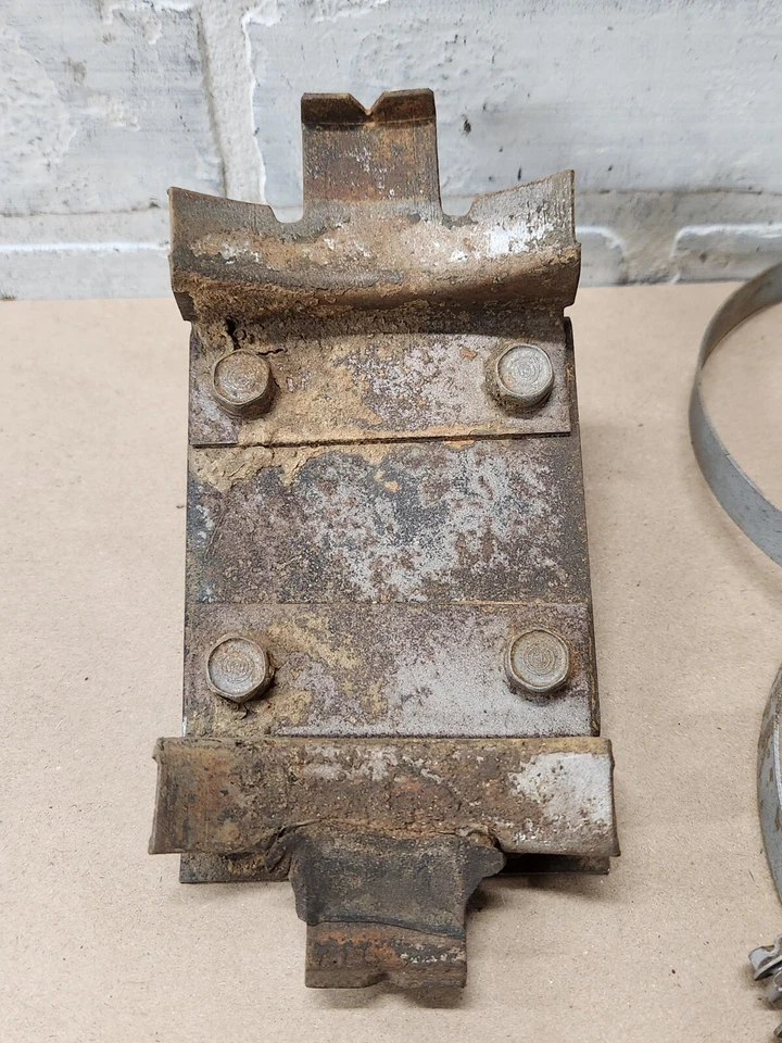 Soporte y abrazaderas de montaje de bote de emisión de carbón Jeep J10 J20 Cherokee Wagoneer Foto 2 de 4