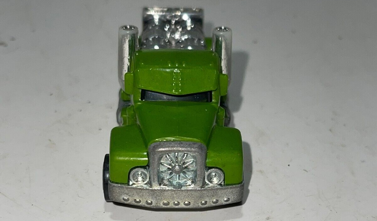 Hot Wheels - CFH21 - Elwoods Garage - Green Diecast Truck Hot Wheels - CFH21 - Elwoods Garage - Green Diecast Truck