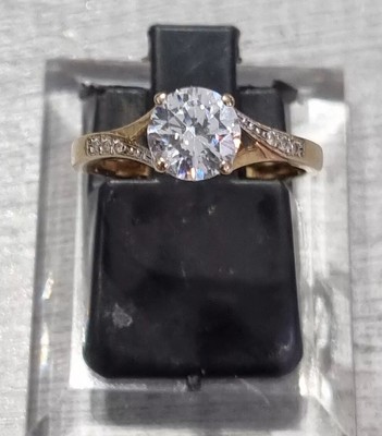 Solitärring 9 kt Gelbgold CZ geteilter Schaft gedreht Größe I