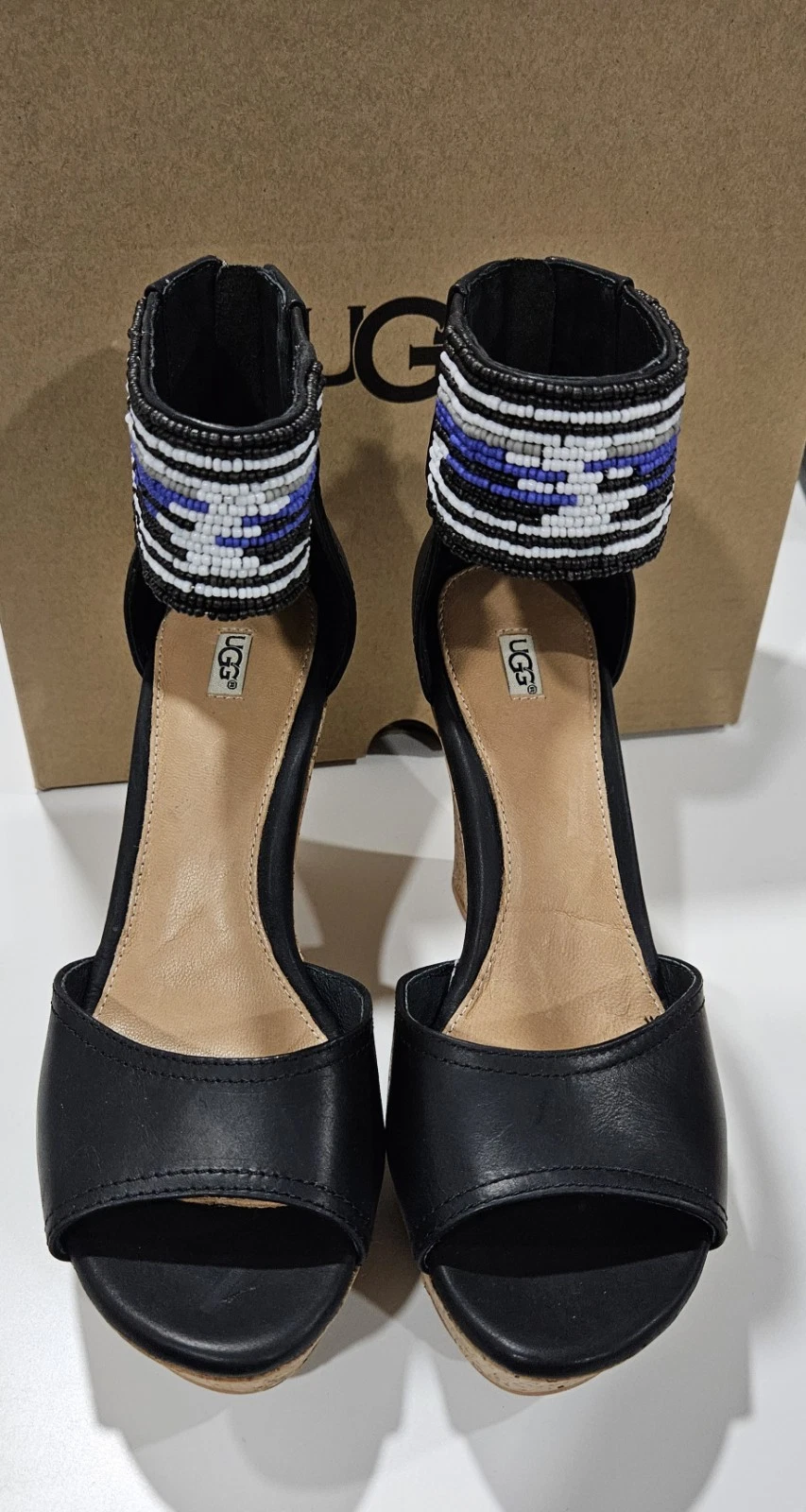 Sandalo UGG Jacinda nero plateau zeppa con cinturino alla caviglia perline taglia US 8 NUOVO CON ETICHETTE