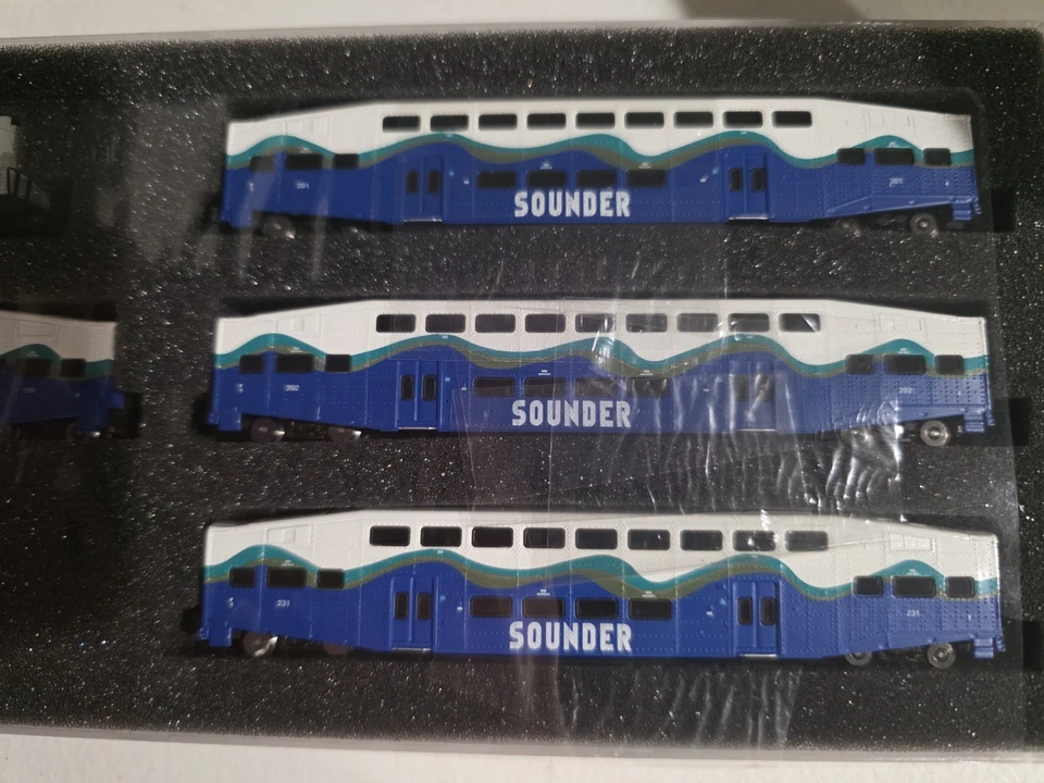 American Z-Line Sounder F59PHI Z Gauge Bombardier Bi-Level Passenger Car Set - Image 4 of 4