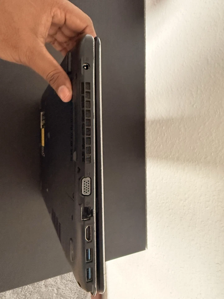 Medion Akoya E6424 15,6" Laptop Core i5 (gebraucht, funktioniert mit Netzteil) - Bild 2 von 4