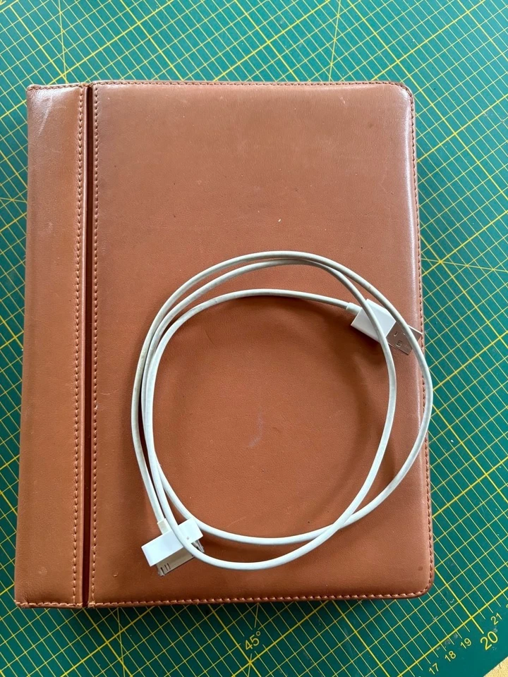 iPad 2 in sehr gutem Zustand mit Ladekabel und edler Lederhülle - Bild 3 von 4