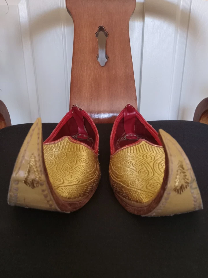 Zapatillas Indian Gennie doradas y rojas, doradas bordadas en la parte superior y suelas de cuero. Foto 4 de 4