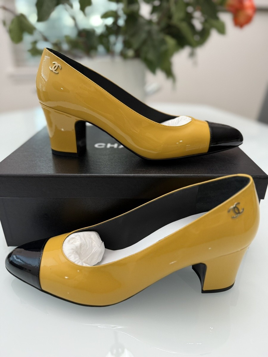 CHANEL 靴 New! Chanel Patent Calfskin Yellow & Black Leather CC Pumps