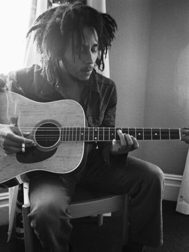V1710 Bob Marley Gitara Reggae Piosenkarka Muzyka BW Dekoracja PLAKAT ŚCIENNY NADRUK - Zdjęcie 1 z 13