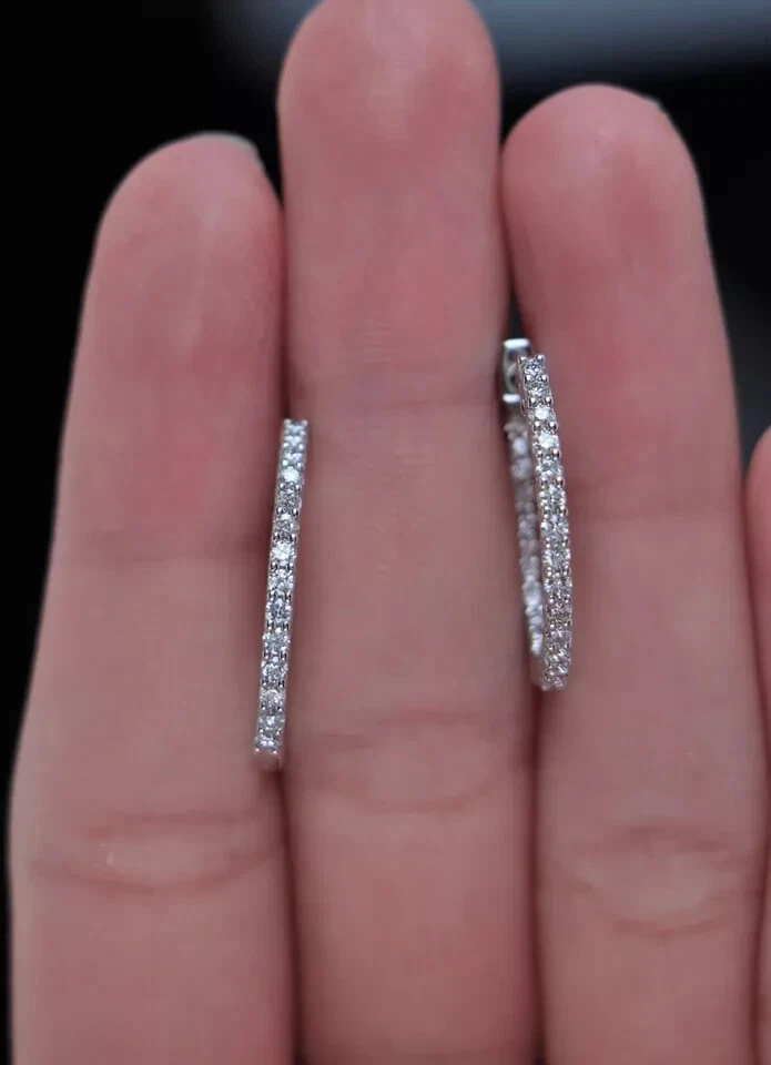 Aretes tipo argolla redondos con cierre a presión de diamantes de 0,80 quilates de adentro hacia afuera de oro blanco de 14 quilates de $3,450 Foto 4 de 4