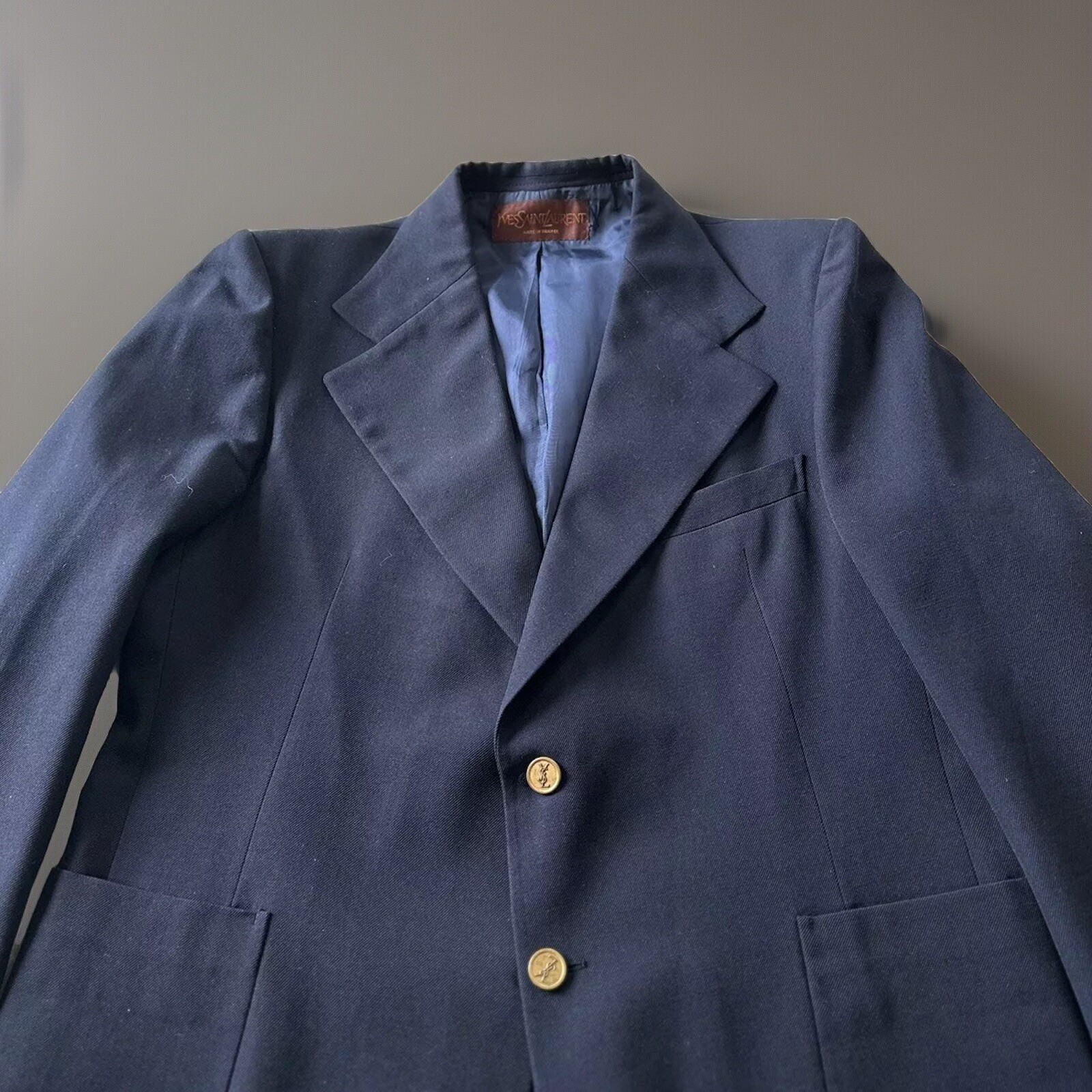 Tuta vintage Yves Saint Laurent YSL metallo bottoni blu lana twill piatto davanti 44 R