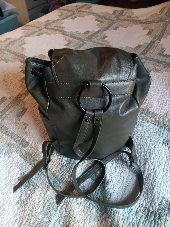 Mochila Elizabeth & James verde oliva con cordón de cuero vegano suave utilitario Foto 4 de 4