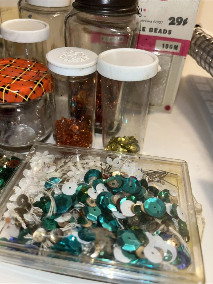 Contas de artesanato vintage lantejoulas em frascos vintage, glitter roxo, branco, verde azul - Imagem 4 de 4