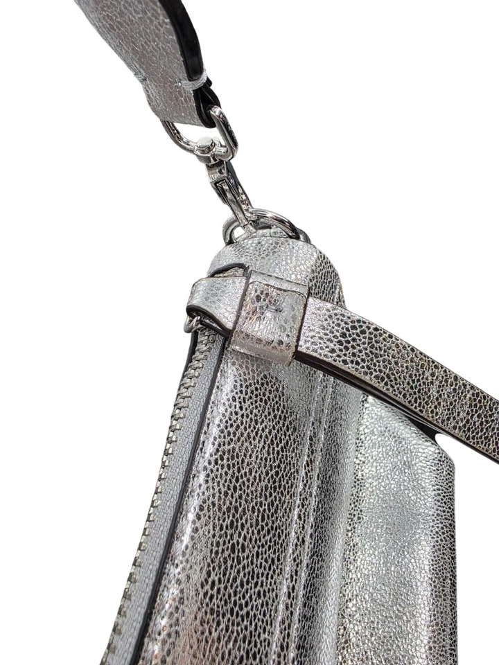 Bandolera BCBGeneration Metálica Plateada con Correa Ajustable Cierre Magnético Foto 4 de 4