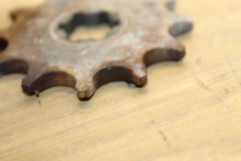 Yamaha IT125 1980 piñón delantero S708 Foto 2 de 4