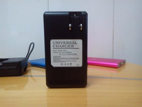 Universal Charging Cradle with LCD Display USB Charging Port for Mobile Phones - Picture 2 of 3