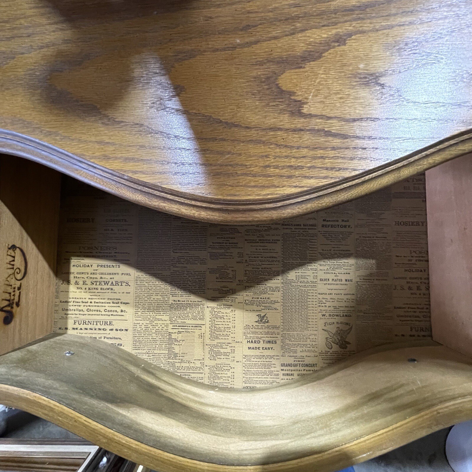 Vintage Pulaski Furniture Keepsakes Collection Golden Oak Dresser with