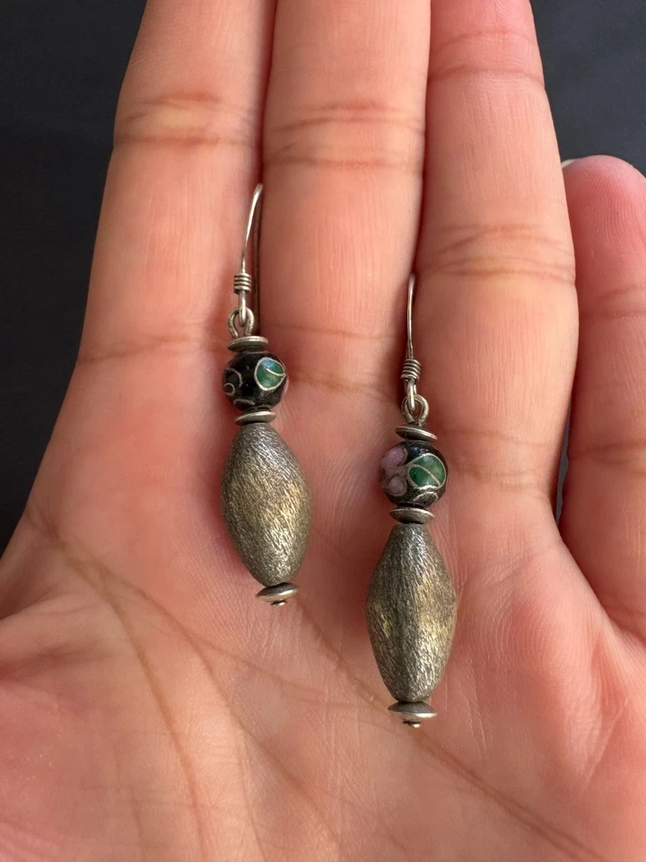 Pendientes de plata vintage fusiformes cepillados cuentas de plata y bolas de flores esmaltadas Foto 4 de 4