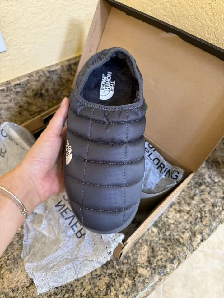 ¡Nuevo! Zapatos sin cordones acolchados gris oscuro The North Face para mujer, talla 9 Foto 2 de 4