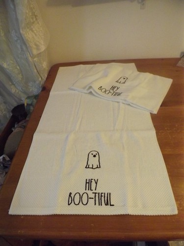 2 asciugamani Halloween RAE DUNN HEY BOO-TIFUL 16"X30" nuovi con etichette - Foto 3 di 9