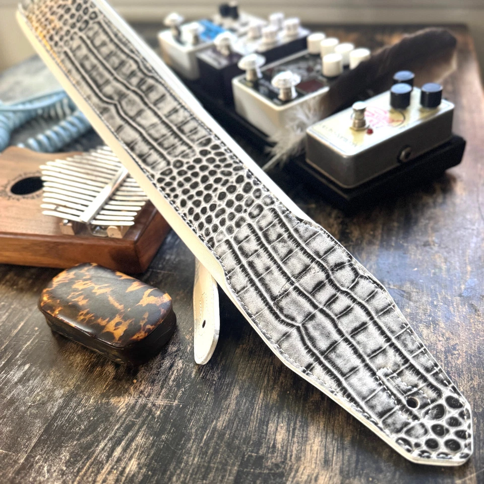 Correa de cocodrilo de agua negra Walker & Williams F-23 de 3" de ancho con respaldo blanco ártico Foto 3 de 4