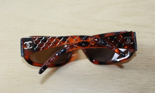 Authentische braune Sonnenbrille Chanel Tortoise CC Logo mit Stoffbeutel - Bild 5 von 10
