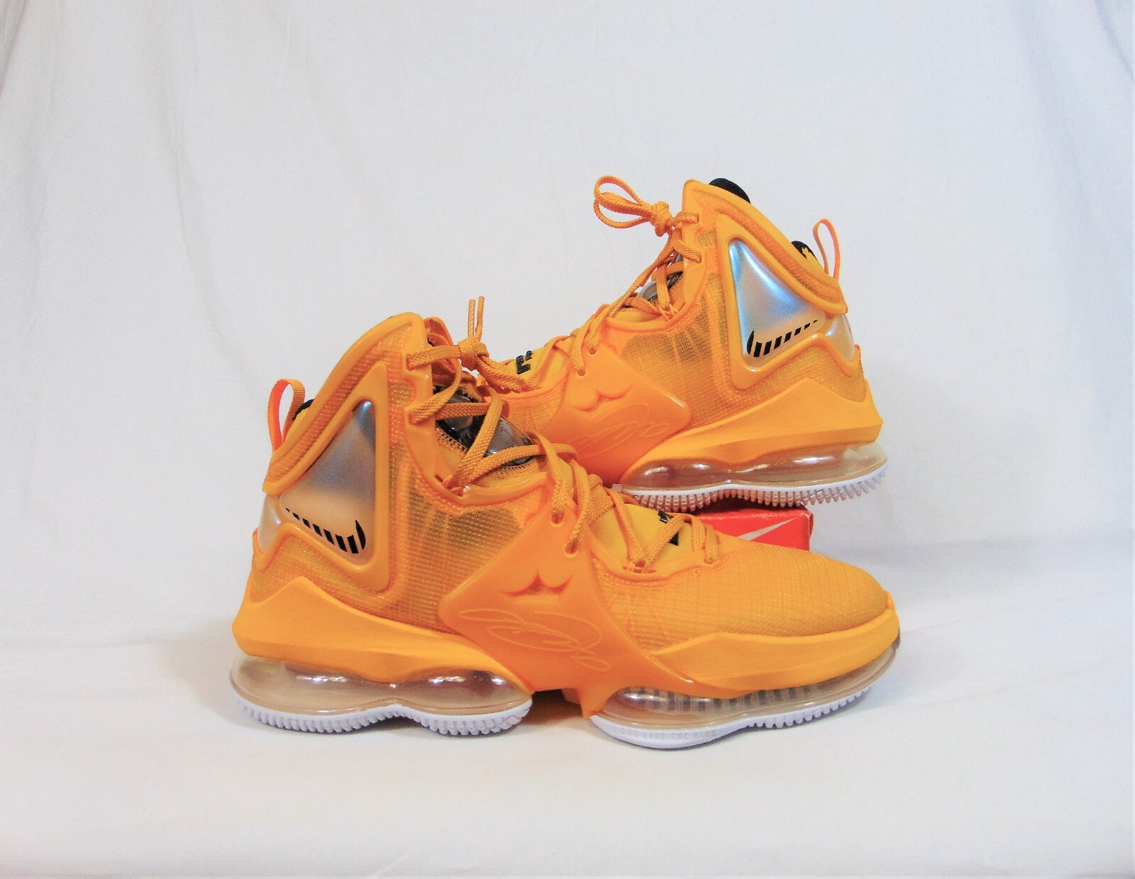 Nike LeBron 19 XIX "Hard Hat" Gold White Basketball Shoes Sz 9.5 NEW