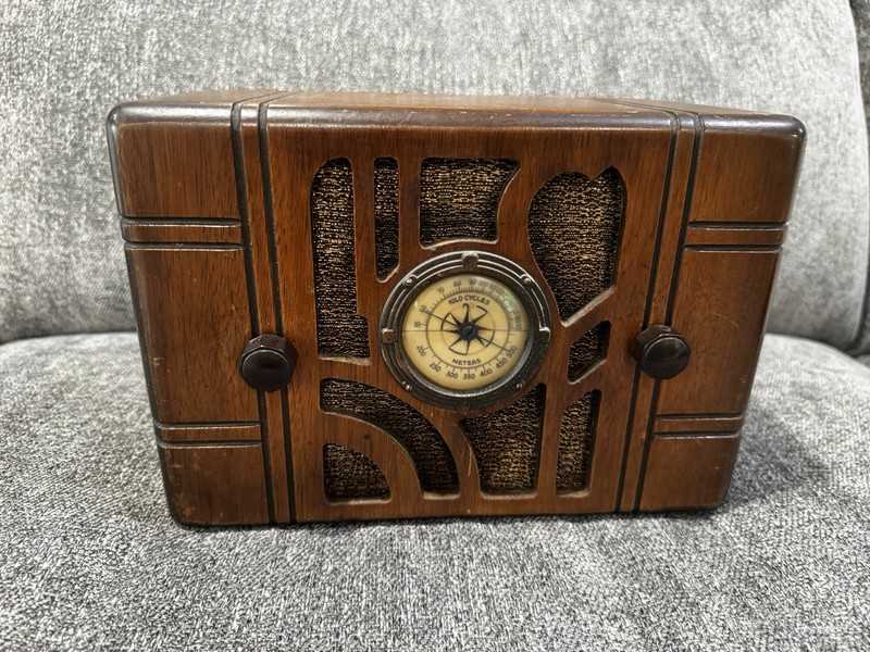 Vintage Wooden Tabletop CUB Tube Radio Clinton Chicago San