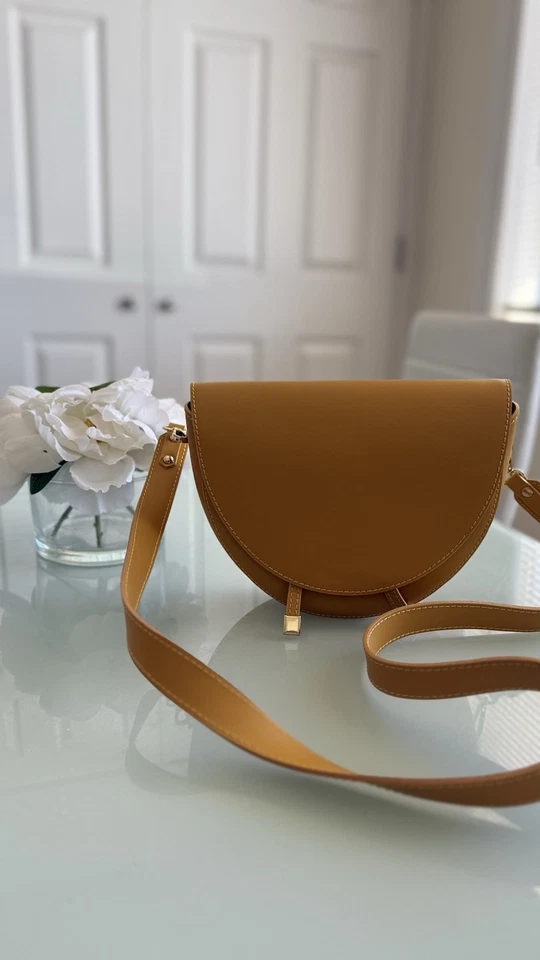 Bandolera de cuero amarillo genuino con herrajes dorados Foto 2 de 4