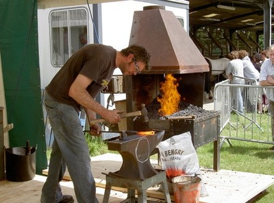 Foto 12x8 geschmiedet von einem Handwerker Malvern Common Ein Schmied arbeitet geschickt c2009
