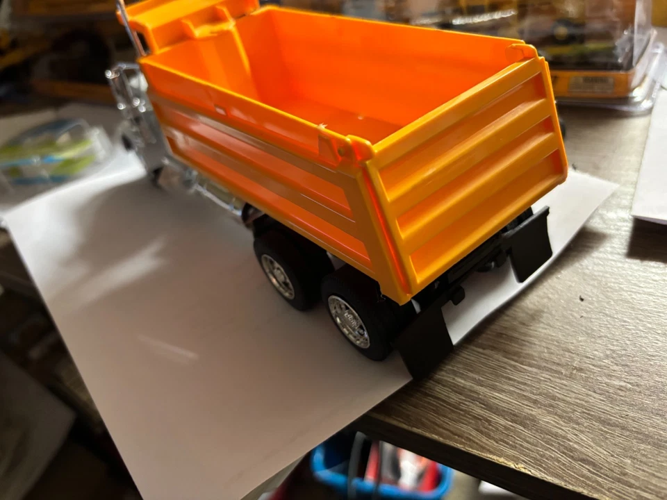 1/32 NEW RAY  NEW ORANGE &WHITE KENWORTH W 900 DUMP TRUCK, NO PACKAGING # B 562 - Image 3 of 4