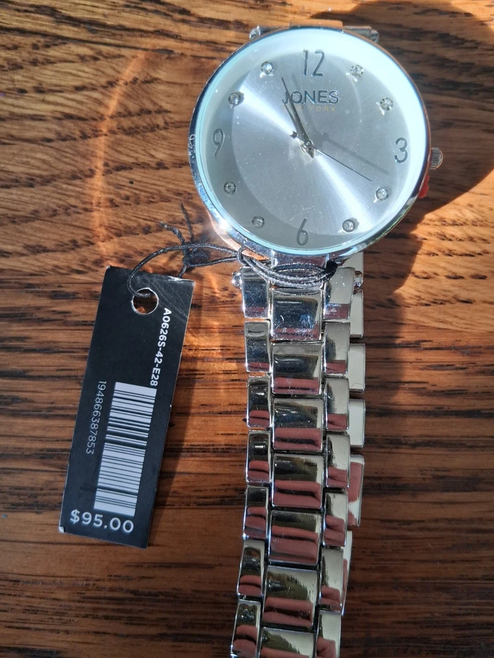 Juego de reloj y pulsera Jones New York tono plata para mujer Foto 4 de 4