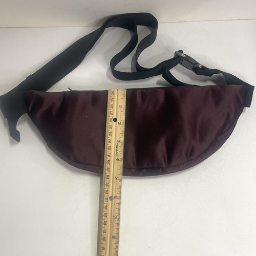Borsa a tracolla Athleta Power of She marsupio prugna trapuntato raso - Foto 5 di 8