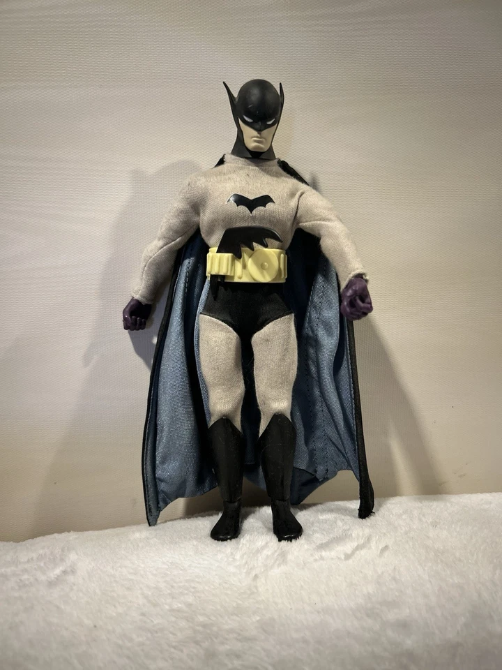 Batman 1939 Golden Age Figure 2000 Masterpiece Edition Figure 9" Articulated  - Image 2 of 2