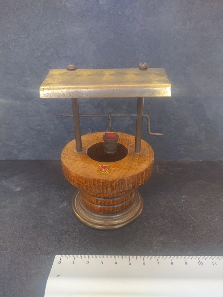 Ancien puits miniature en bois et métal – objet de vitrine / déco - Photo 1/4
