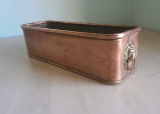Maceta pequeña de cobre con anillos de cabeza de león.