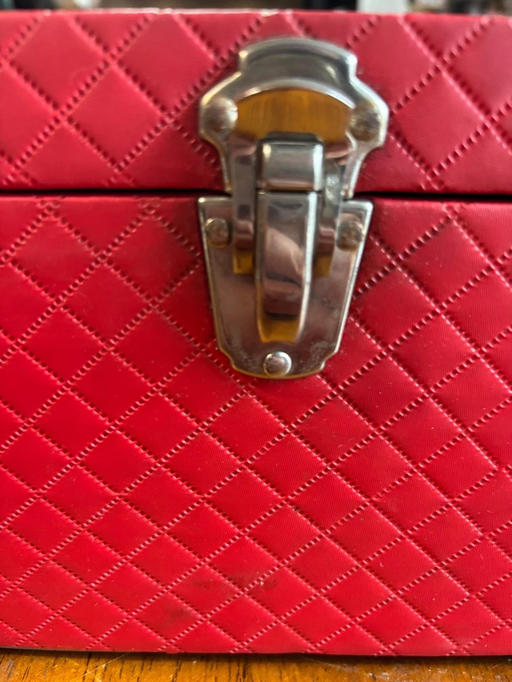 Cesta de costura vintage con bandeja de plástico, cerradura roja funciona limpia **ENVÍO GRATUITO** Foto 2 de 4