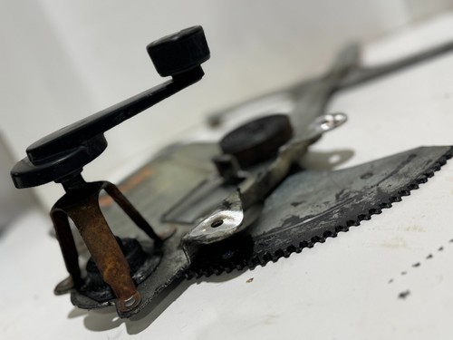 1994-1998 GMC JIMMY MANUAL WINDOW DOOR TRACK SLIDER ASSEMBLY FRONT RIGHT - Picture 6 of 8