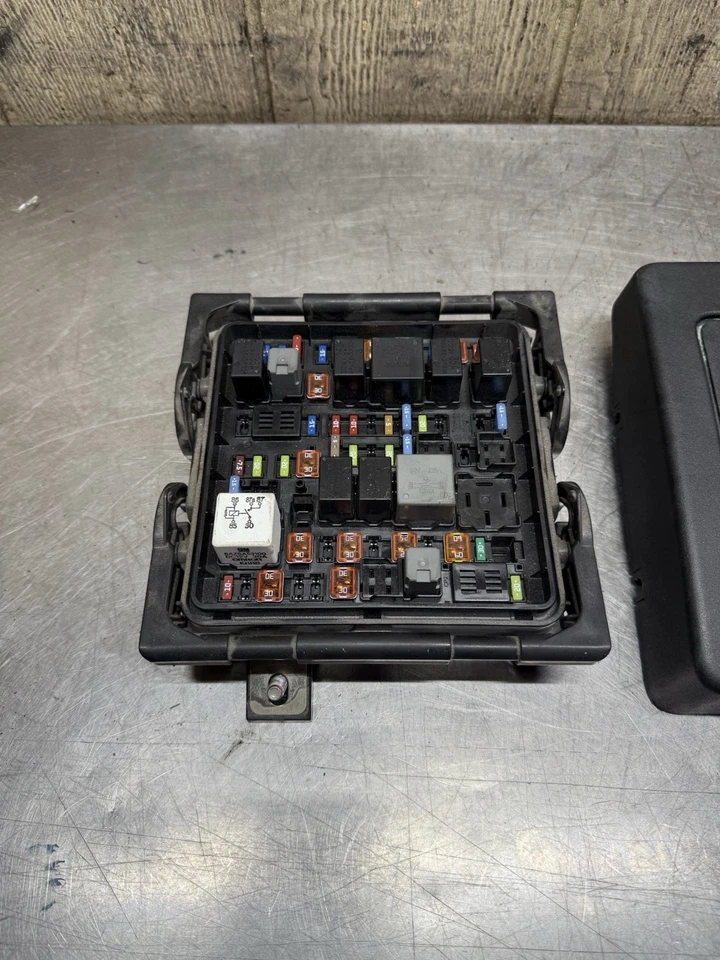 Chevrolet SS 2014-2017 sedán 6,2 L motor V8 bahía caja de fusibles debajo del capó OEM Foto 2 de 4